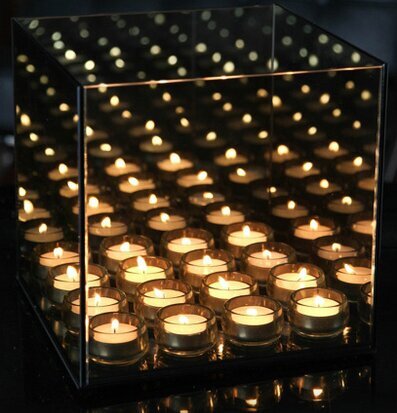 Bild av en modern ljuskub som skapar magisk atmosfär