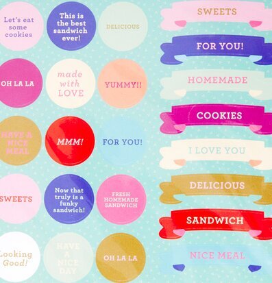 Bild av färgglada lunchetiketter med glädjefulla budskap