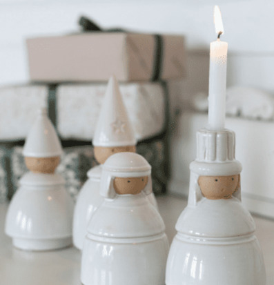 Bild av keramikfigurer i traditionellt luciatåg