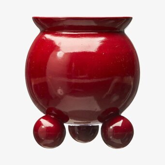 Foto av en elegant röd kruka med unik design