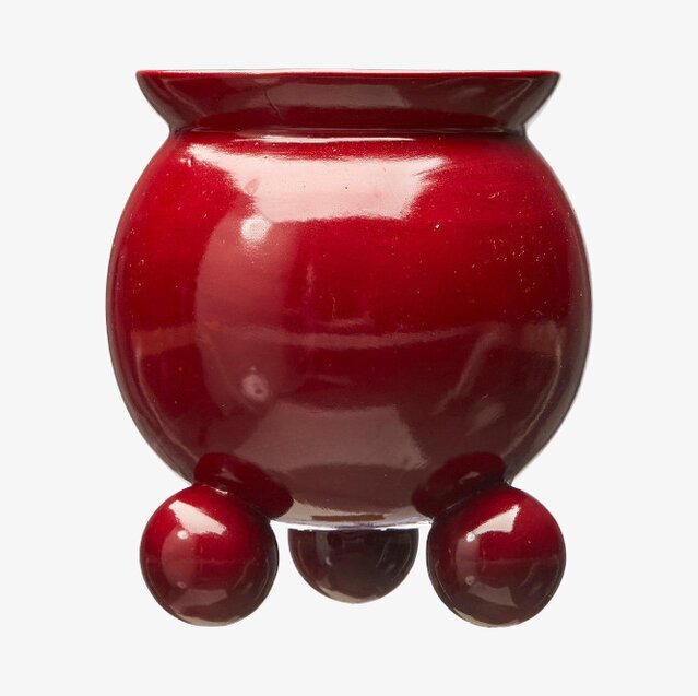 Anya Kruka M Röd från Wikholm Form, röd keramik med tre ben