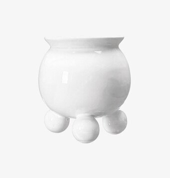 Foto av elegant vit kruka med unik design och stil