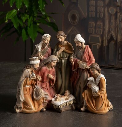 Bild av en detaljrik och konstfullt utformad julkrubba