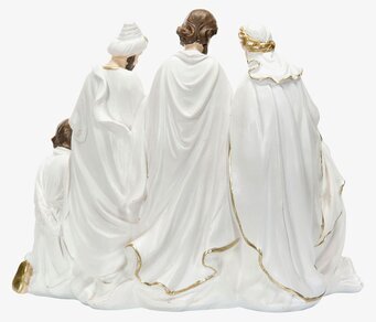 Bild av vit julkrubba med detaljerade figurer