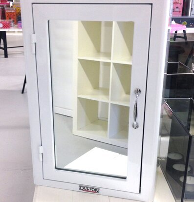 Bild av elegant vitt medicinskåp med spegel i butiksmiljö