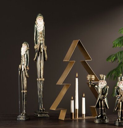 Foto av eleganta juldekorationer med tomtar och kungar