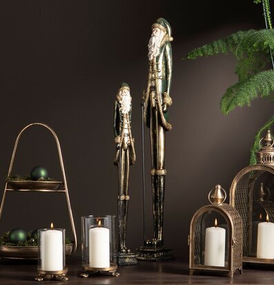 Bild av juldekoration med tomte och ljusarrangemang