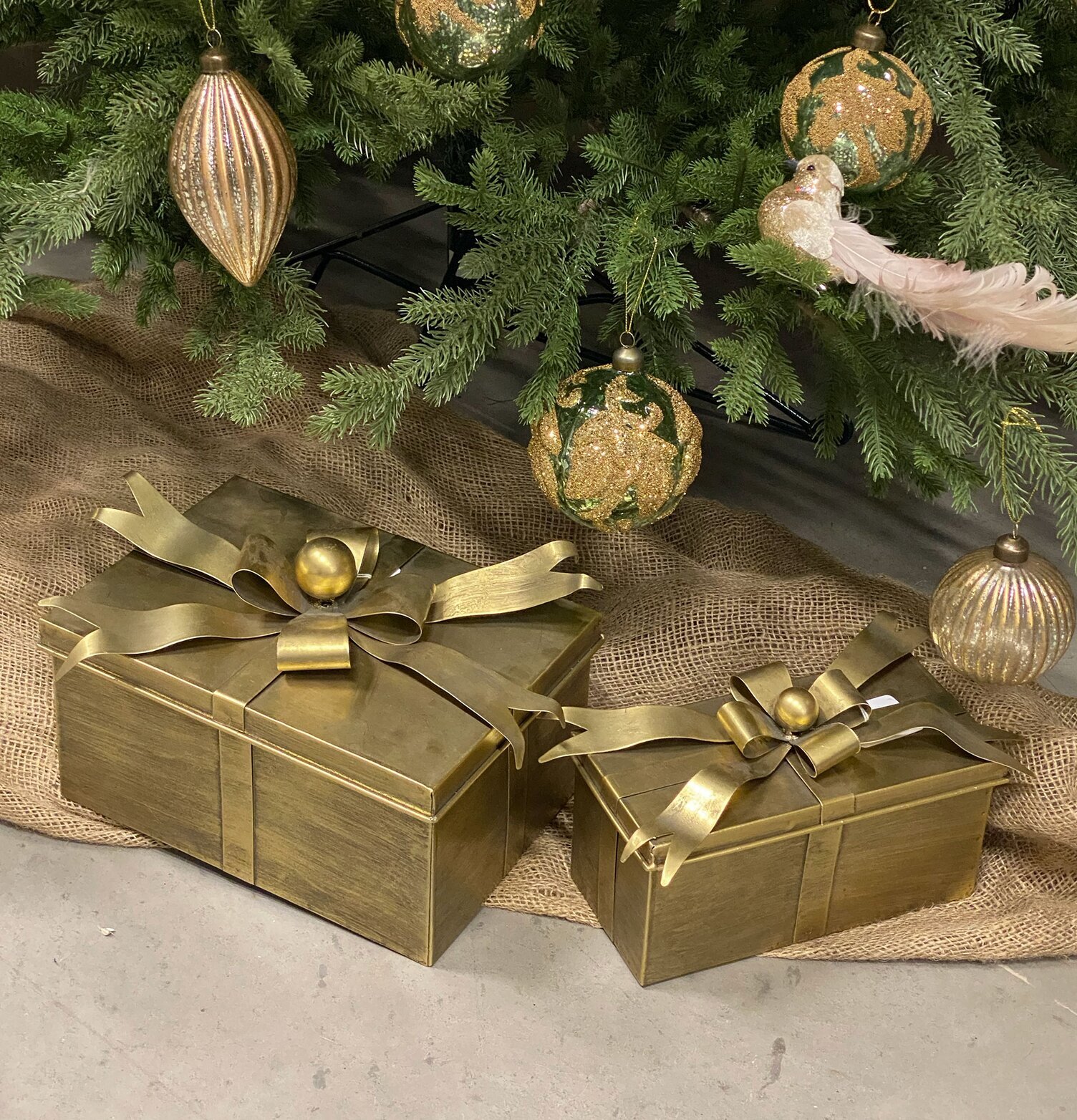 Box Paket Antik Mässing 27cm från A Lot Decoration vid julgran