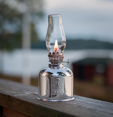 Bild av elegant fotogenlampa i naturskön miljö