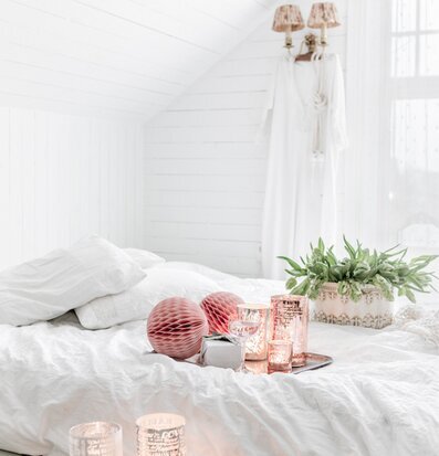 Bild av ett harmoniskt och stilrent sovrum för avkoppling