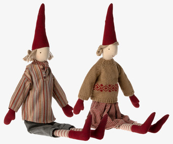 Bild av stilfulla handgjorda tomtedockor i julmiljö