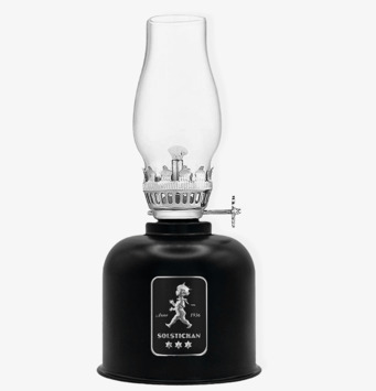 Foto av stilren fotogenlampa med glasglob och detaljer