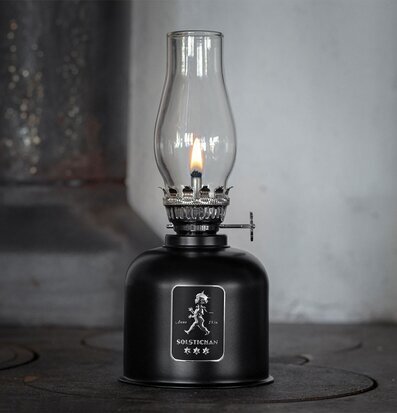 Bild av elegant fotogenlampa med tidlös design