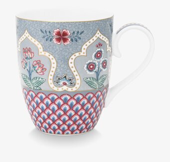 Bild av en keramikmugg med blommigt och tidlöst mönster