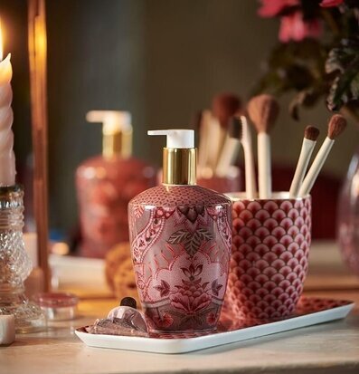 Foto av elegant badrumsset i rosa och blommönster