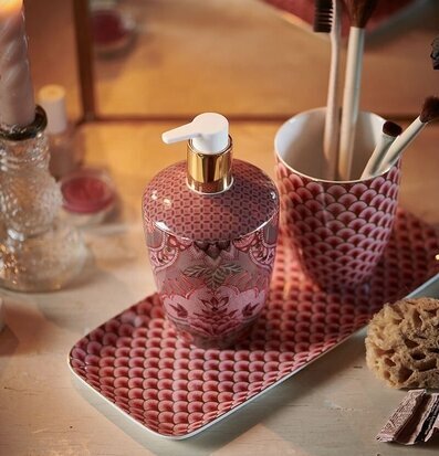 Bild av elegant och färgglatt badrumsset i rosa ton