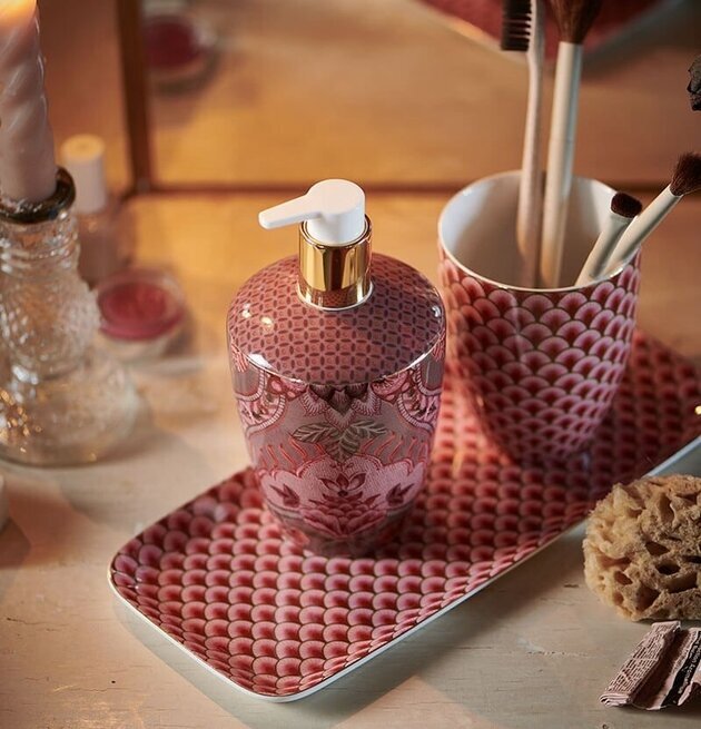 Bild av elegant och färgglatt badrumsset i rosa ton