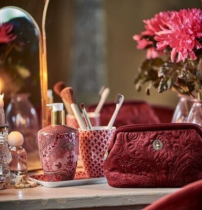 Foto av elegant badrumsset i mörkrosa nyanser