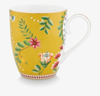 Bild av stor gul mugg med blommönster och detaljer