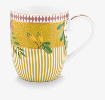 Bild av livfull mugg med geometriska och blommönster