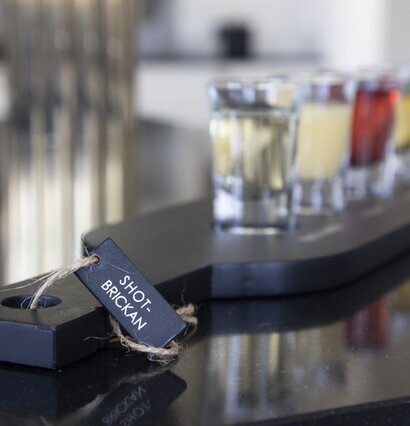 Träbricka Shots Inkl Glas från Different Design med sex glas