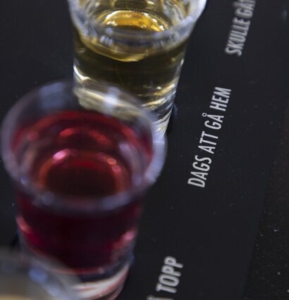 Träbricka Shots Inkl Glas från Different Design med shotglas