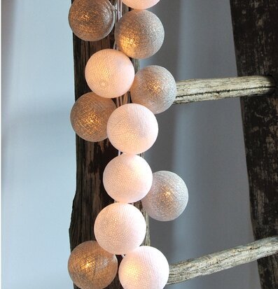 Bild av ljusslinga på gammal trästege för heminredning