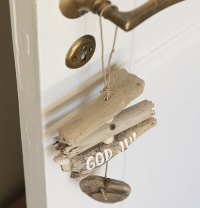 Bild av juldekoration i rustik stil på dörrhandtag