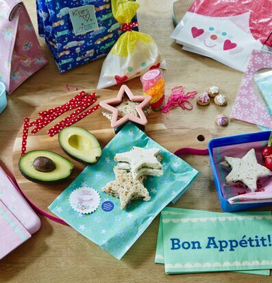 Bild av färgglad och kreativ bordsdukning för lunch