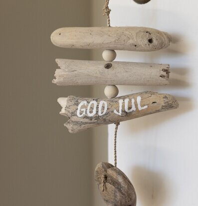 Bild av rustik mobil med drivved och julhälsning