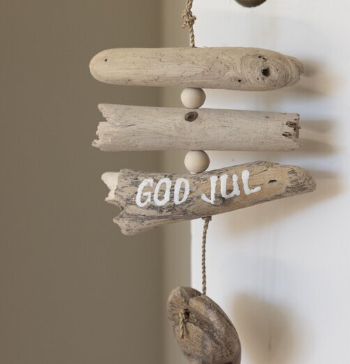 Mobil Drivved God Jul från Different Design mot vit vägg