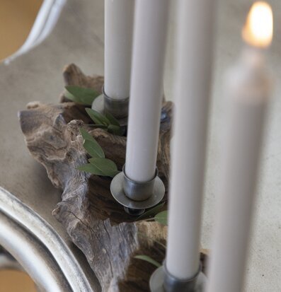 Bild av ljusstake med rustik charm och naturlig estetik