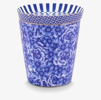 Bild av elegant mugg med blommönster och detaljer