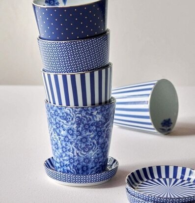 Bild av vackra blå muggar och fat med unika mönster