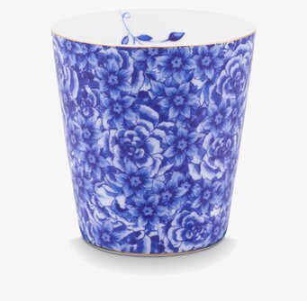 Bild av elegant mugg med blått blommönster och guldlinje