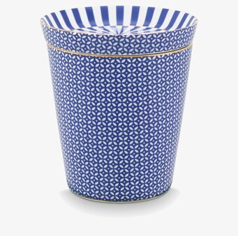 Foto av elegant mugg med geometriskt mönster