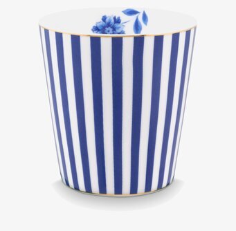 Bild av stilren mugg med blåvita ränder och blommotiv