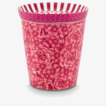 Bild av mugg med blommönster och geometriska detaljer