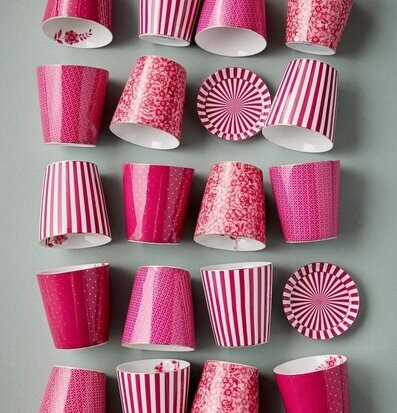 Bild av livfullt porslin med eleganta mönster och färger