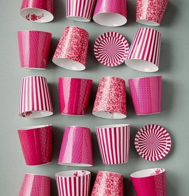 Bild av livfullt porslin med eleganta mönster och färger