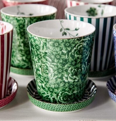 Bild av charmiga muggar med blommönster och geometri
