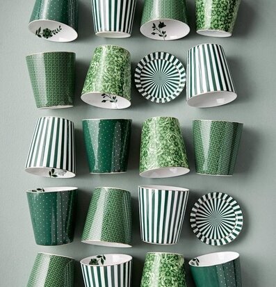 Bild av grönt porslin med eleganta mönster och ränder