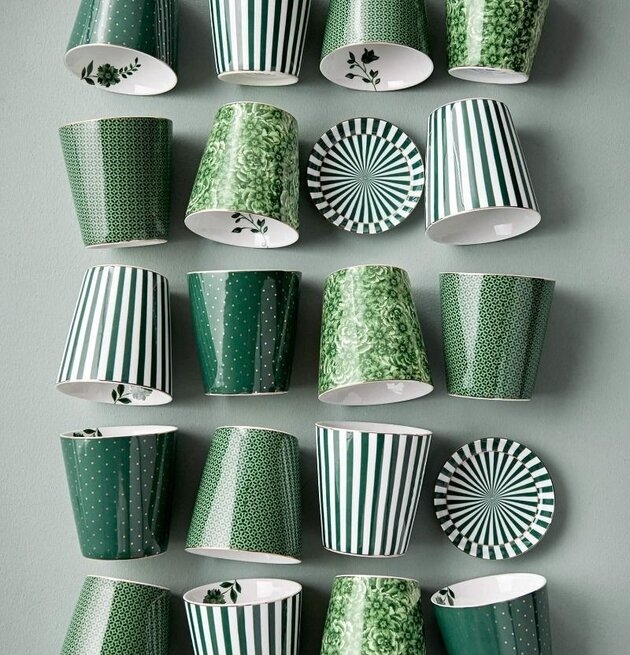 Bild av grönt porslin med eleganta mönster och ränder