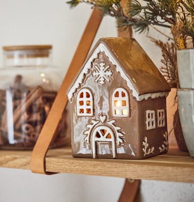 Bild av charmig ljuslykta och hemtrevlig inredning