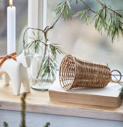 Bild av harmonisk fönsterbräda med natur och dekorationer