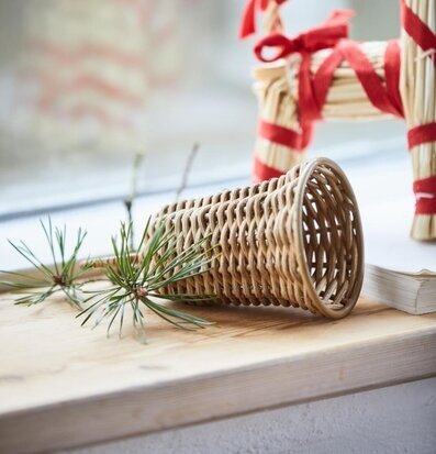 Bild av rottingkorg och julbock i skandinavisk stil