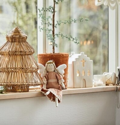 Bild av hemtrevlig fönsterkarm med dekorativa element