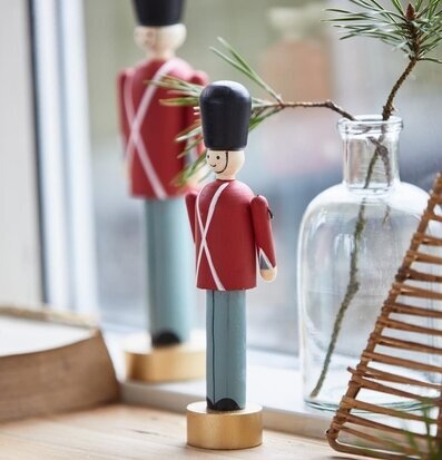 Bild av charmig vaktfigur med skandinavisk känsla