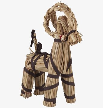 Bild av traditionell julbock i halm med röda detaljer