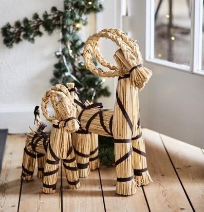 Bild av traditionell julbock i naturlig halmdekor